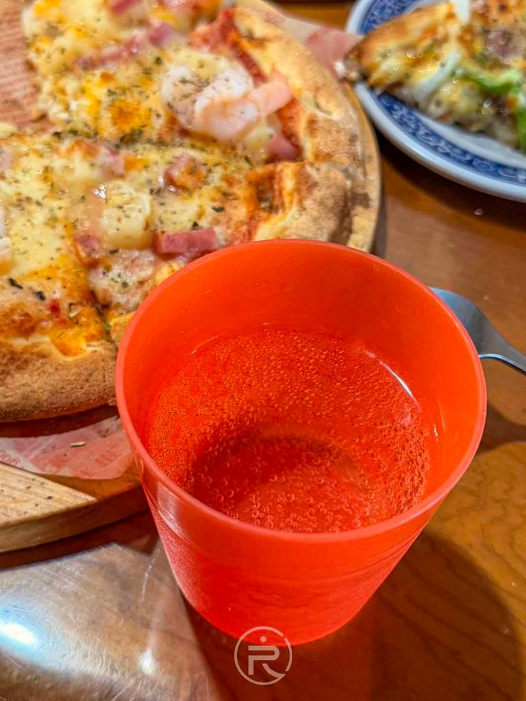  [免費氣泡飲料佐餐]： 內用免費供應的沁涼汽水搭配熱騰騰窯烤披薩，解膩絕配。
