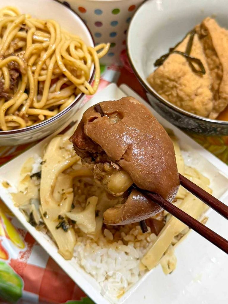  [腳庫肉特寫近照]： 腳庫皮 Q 嫩彈牙的斷面特寫，展現老滷汁的深厚功力。