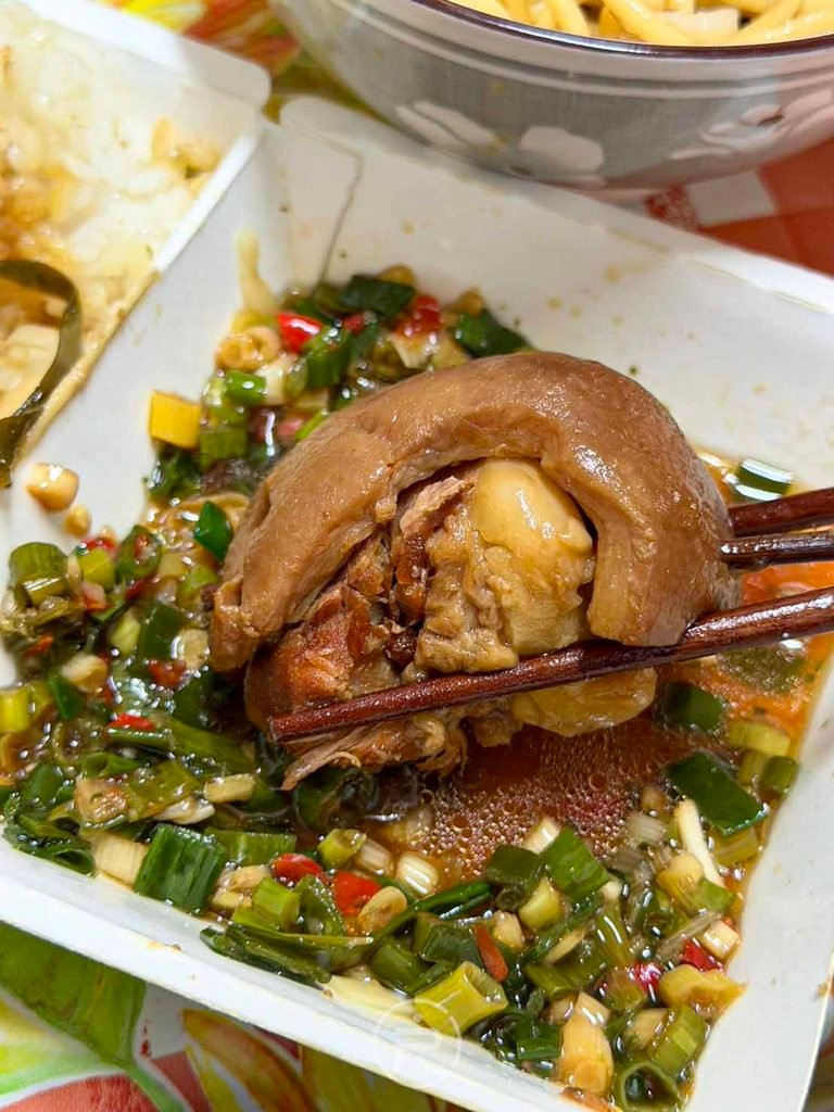 [腳庫沾蔥辣醬]： 將 Q 彈腳庫肉沾滿特製蔥花辣椒醬，層次風味極致升級。