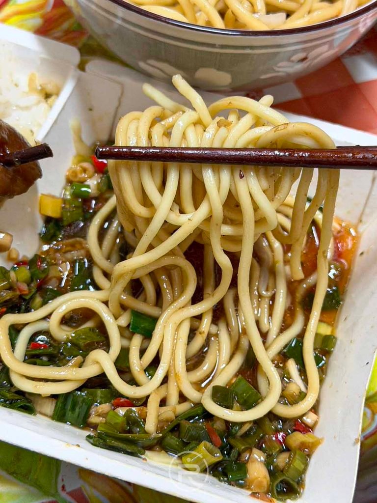  [炒麵沾蔥辣醬]： 在地老饕經典吃法：將炒麵直接拌入大把蔥辣醬大口品嚐。