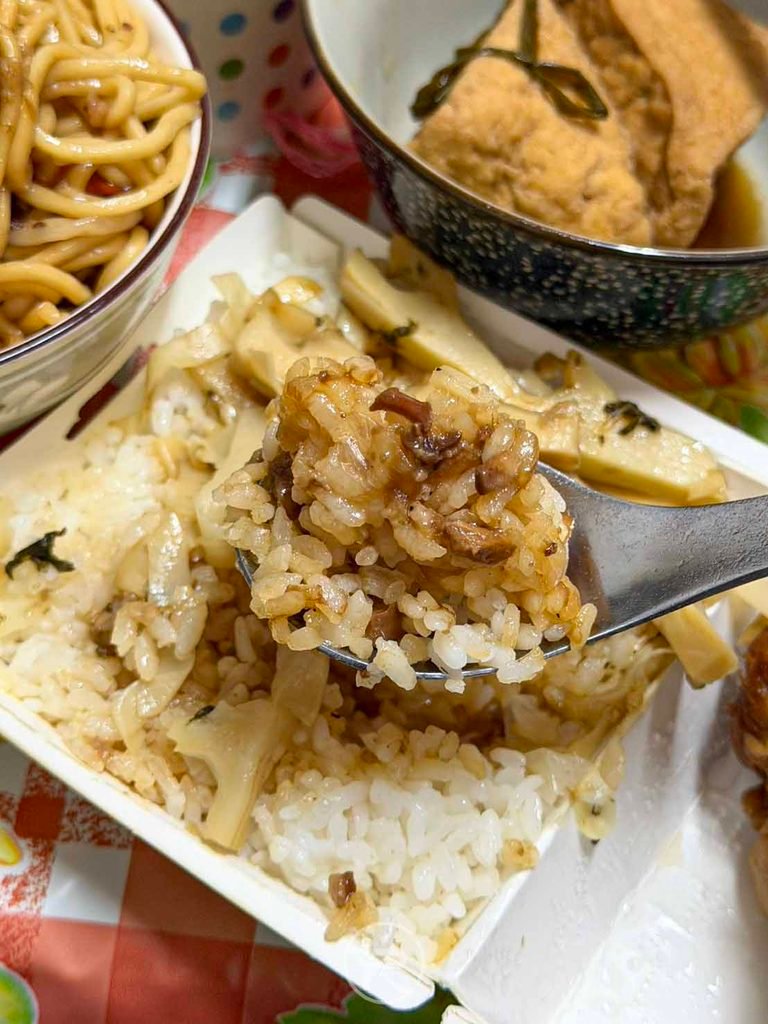 [滷肉飯拌飯視角]： 均勻攪拌後的滷汁白飯，每一口都散發古早味香氣。
