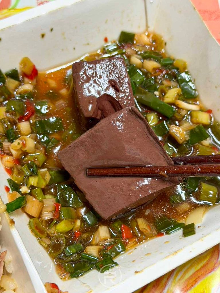  [豬血沾蔥辣醬]： 嫩滑的豬血塊沾取蔥辣醬，辛香提鮮的完美搭配。