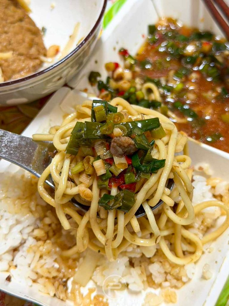 [炒麵蓋飯自製特餐]： 創意吃法：將肉燥炒麵鋪在腳庫飯上淋滿蔥辣醬，飽足感爆棚。