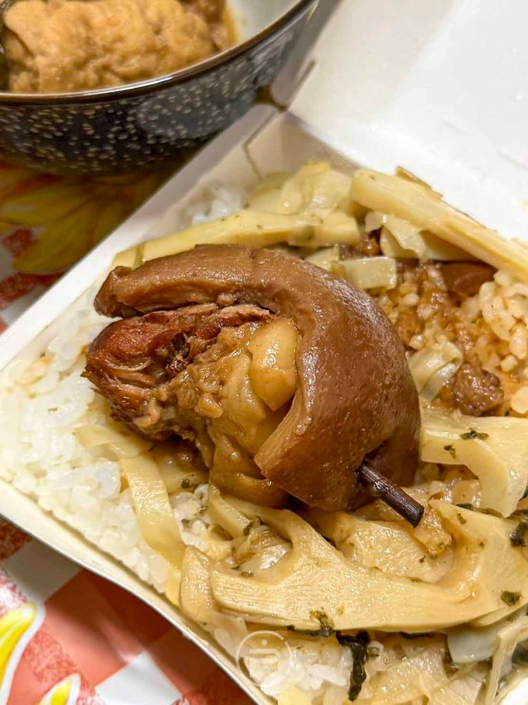  [腳庫飯便當盒]： 康康豬招牌腳庫飯特寫，包含大塊厚皮腳庫肉與鹹香爽脆筍絲。