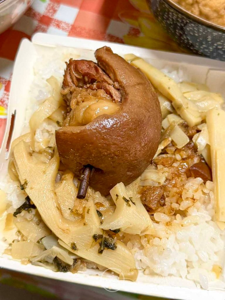 [腳庫飯全貌]： 滷至金黃透亮的腳庫肉（豬腳），外皮彈牙且肥而不膩。