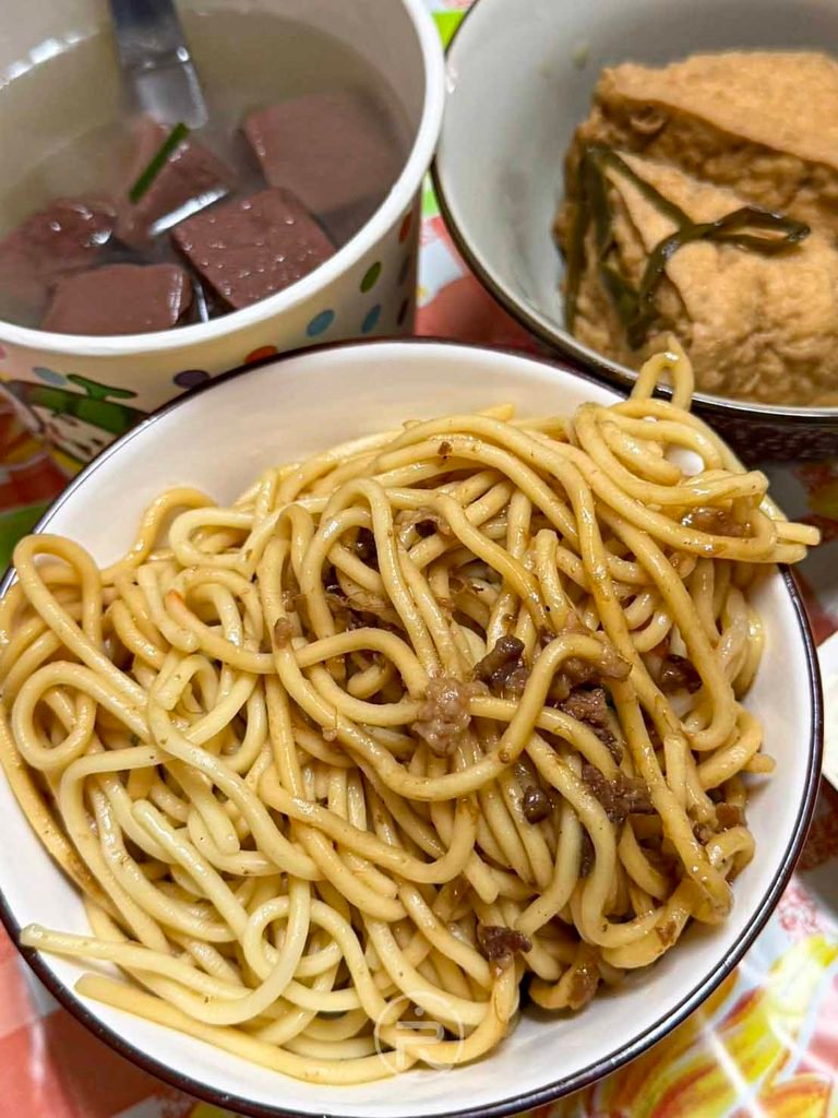  [台中經典炒麵]： 豐原特色台式炒麵，淋上香濃古早味肉燥與新鮮油麵。