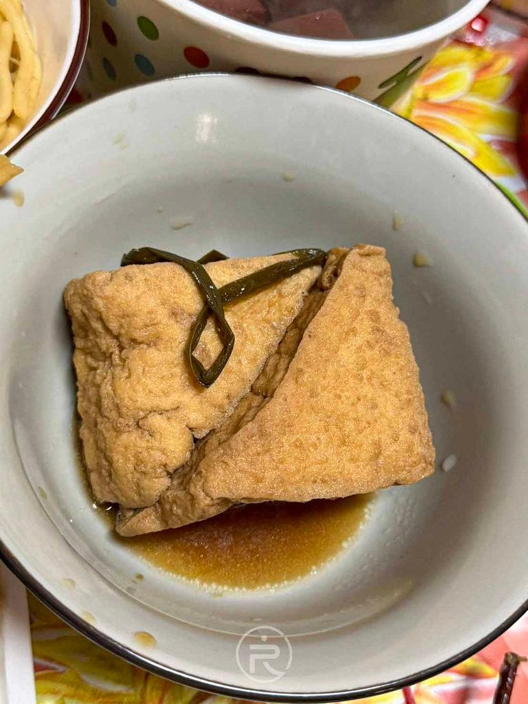 [油豆腐小菜]： 盛裝在碗裡的滷三角油豆腐，吸飽甘醇滷汁。