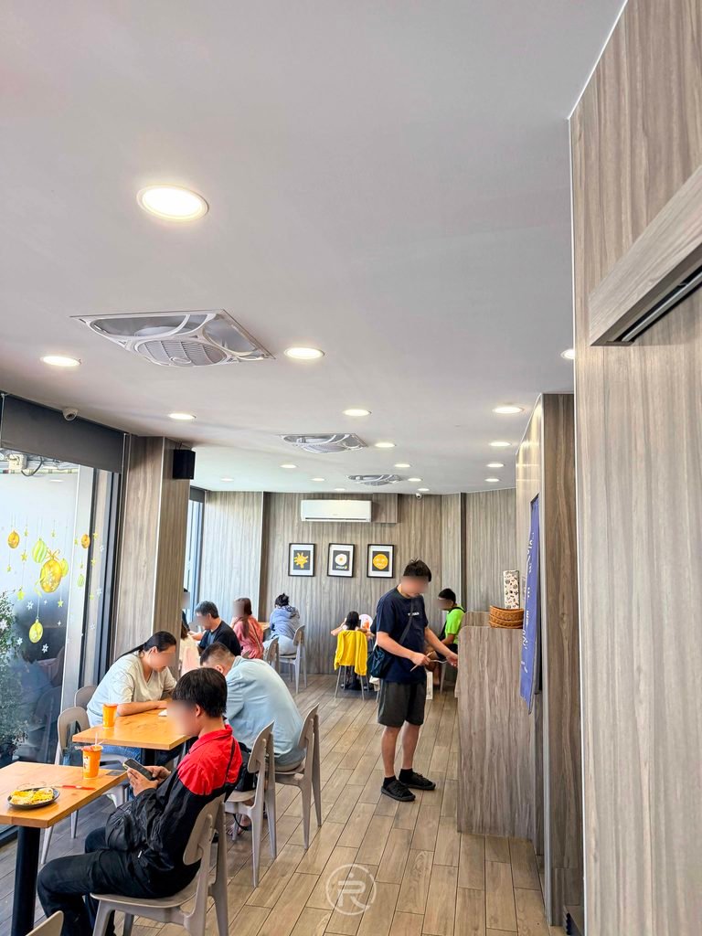 [內用空間]： 早安美芝城豐南店寬敞明亮的室內用餐區，木質裝潢質感舒適。