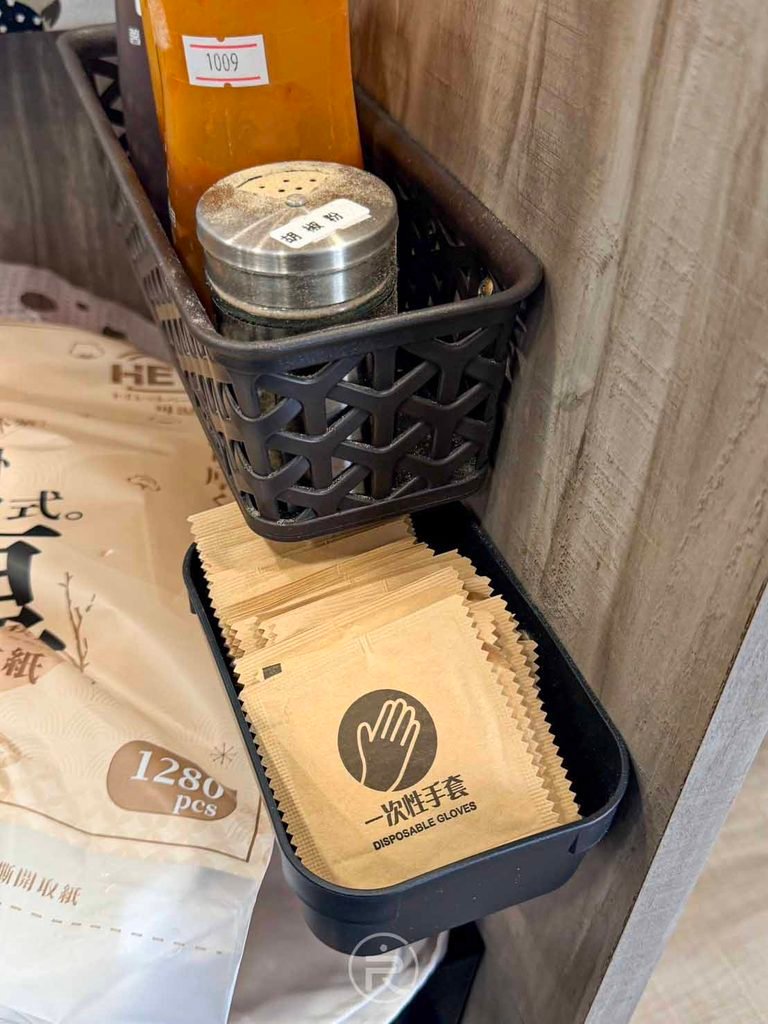 [自助餐具區]： 店內整潔的自助餐具、紙巾與手套取用區。