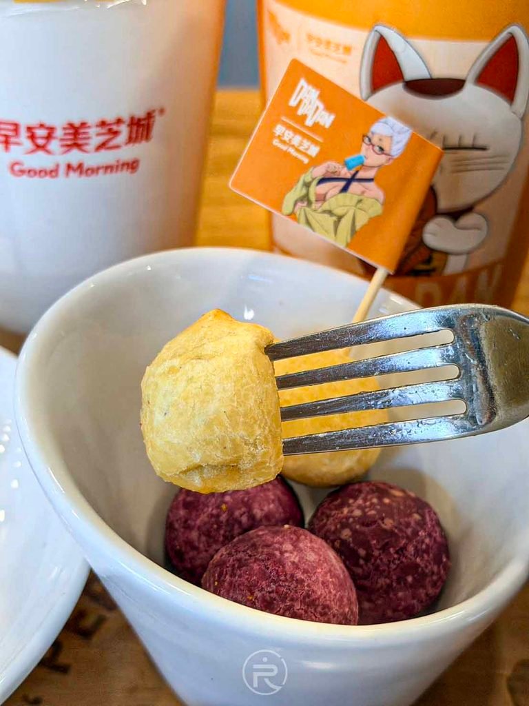 [黃色地瓜球特寫]： 圓滾滾的金黃地瓜 QQ 球近拍，表皮酥脆嚼勁十足。