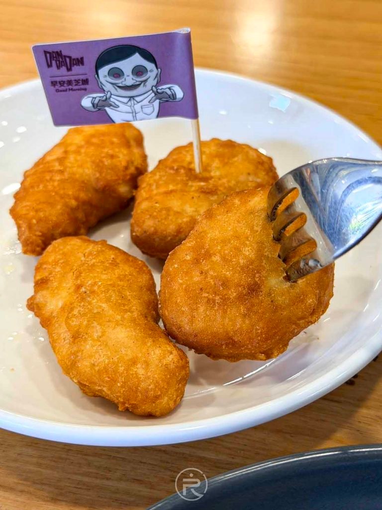 [咬開雞塊斷面]： 咬開麥克雞塊展現內部扎實鮮嫩的白肉肉質。