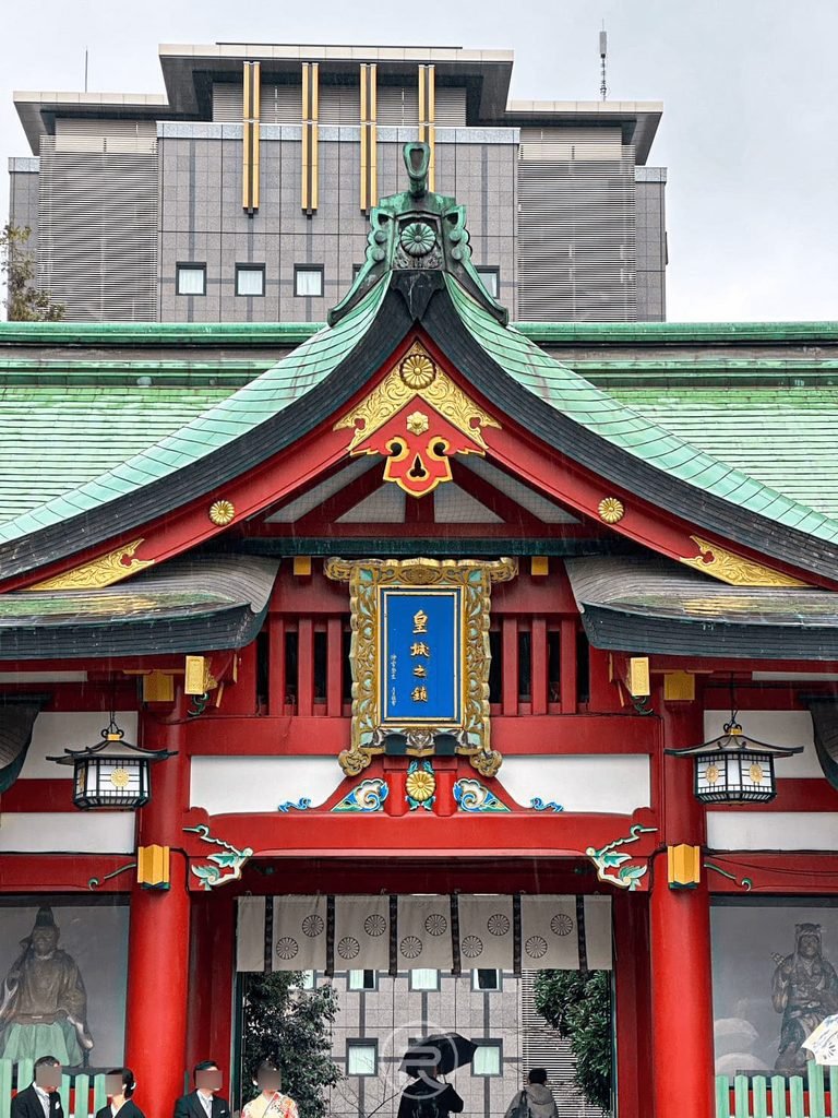 [神門飛簷木雕]： 仰拍日枝神社神門唐破風屋簷，朱紅木柱與綠銅瓦雕花細膩。