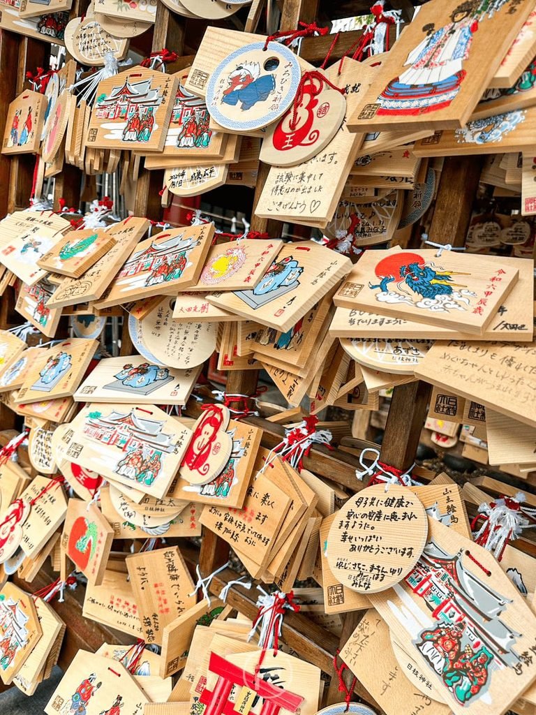  [滿滿神猿繪馬牆]： 掛滿日枝神社代表神使「神猿（Masaru）」插畫的木製祈願繪馬牆。