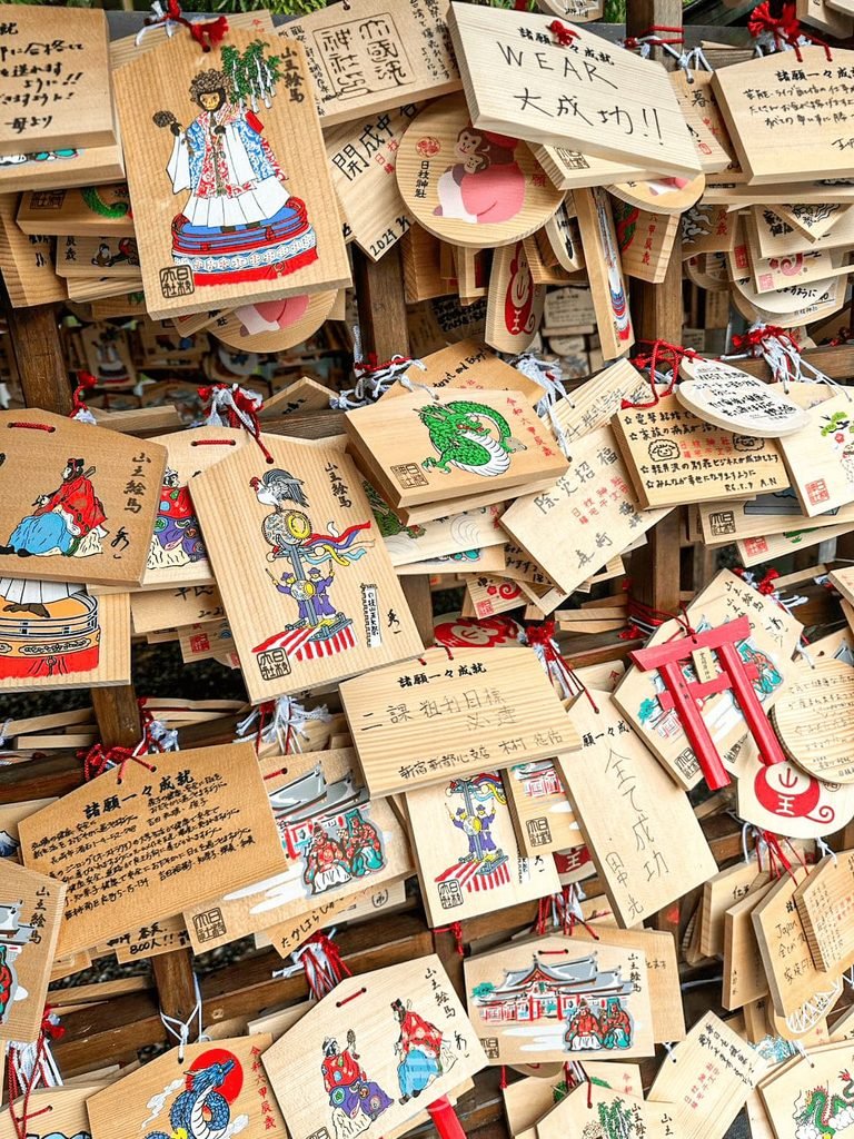[神猿繪馬近拍]： 特寫印有可愛猴子圖案與七五三祈願的日枝神社傳統繪馬。