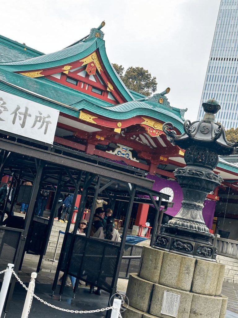 [授與所與青銅宮燈]： 社務所授與所旁古色古香的青銅六角大型宮燈與拜殿屋簷。