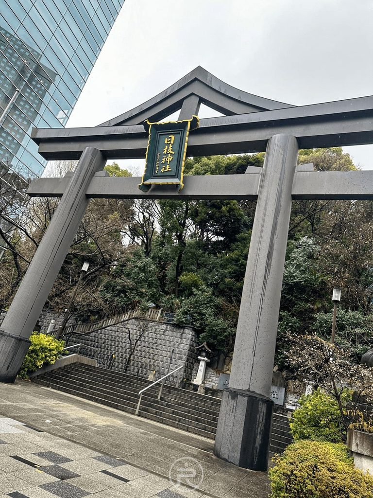  [赤坂側山王鳥居]： 位於赤坂側入口帶有屋頂造型的獨特「山王鳥居」，現代高樓環繞下的神聖起點。