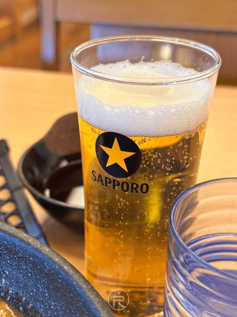  [SAPPORO生啤酒]： 泡完溫泉必喝：冰涼爽口的 SAPPORO 黑標生啤酒小杯，頂層泡沫綿密。