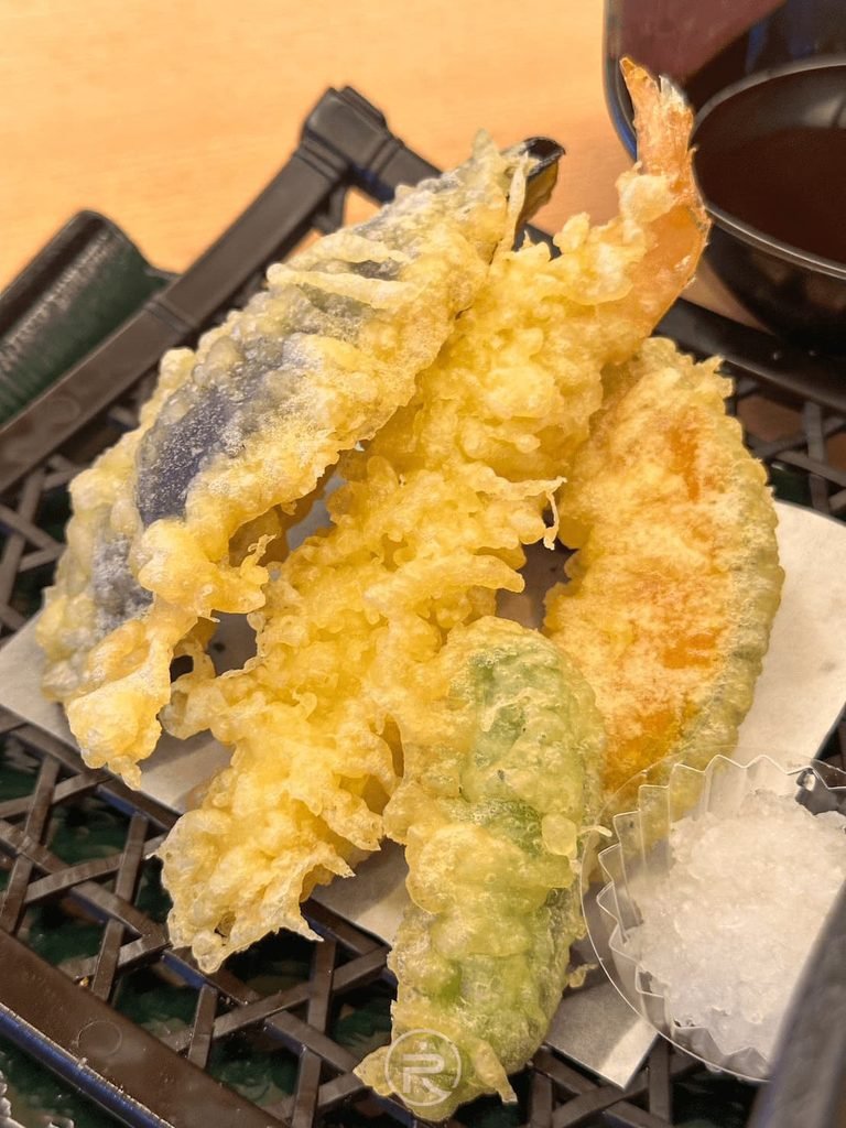  [綜合天婦羅拼盤]： 現點現炸的綜合天婦羅盤，包含大炸蝦、炸茄子、青椒與地瓜。