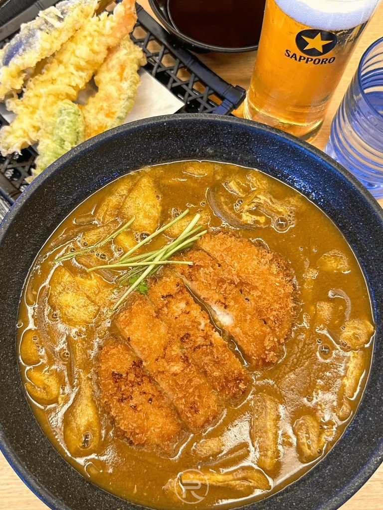 春日部温泉 湯楽の里 [午餐全席俯瞰]： 豐盛的溫泉午餐全貌：炸豬排咖哩烏龍麵搭配天婦羅拼盤與冰生啤酒