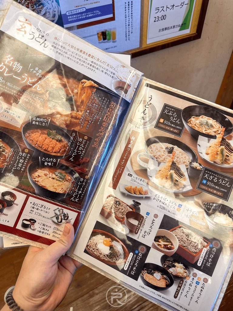 [菜單天婦羅蕎麥選單]： 菜單內頁展示天婦羅定食、冷熱蕎麥麵與烏龍麵多樣化選擇。