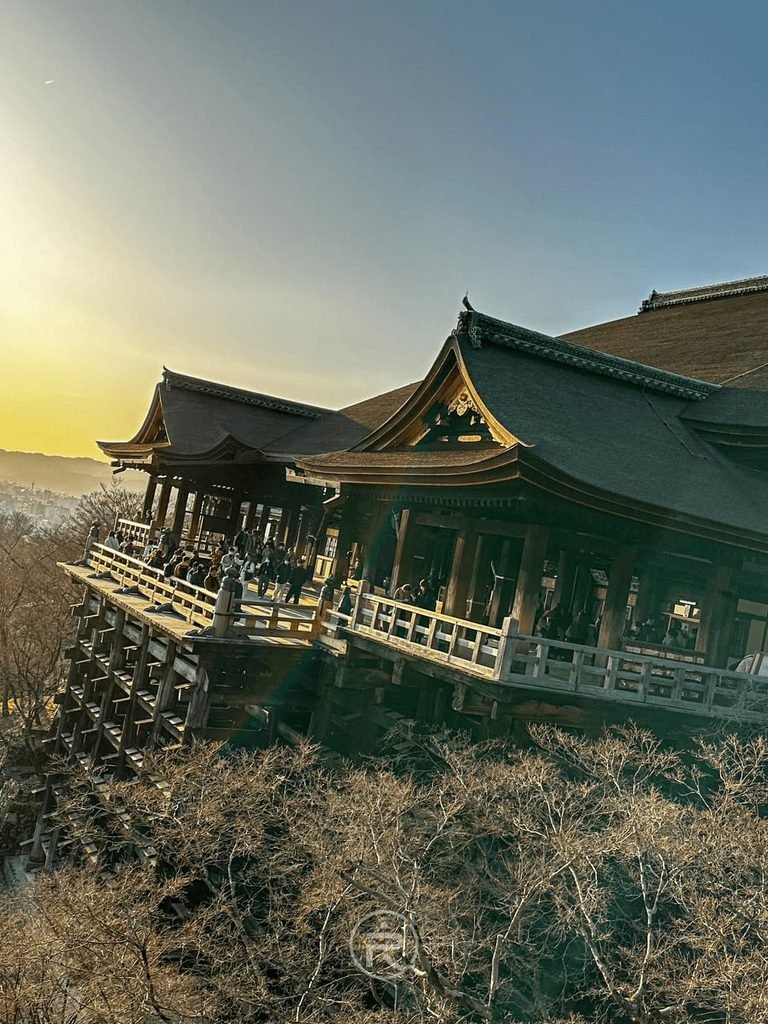清水寺 [夕照清水舞台]： 沐浴在金色夕陽光芒下的清水舞台本堂，展現古都沉靜肅穆之美。