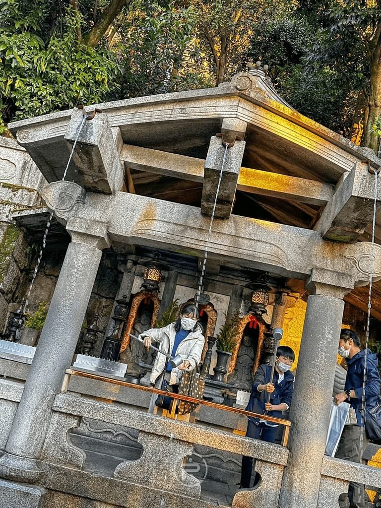  [音羽之瀑祈願]： 旅客在清水寺著名靈泉「音羽之瀑（音羽の滝）」排隊接引三道清泉祈福。