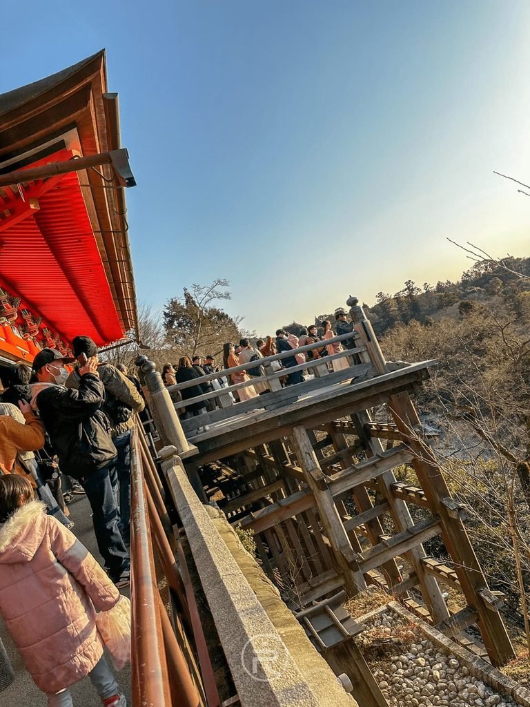  [木造迴廊漫步]： 信眾與旅人漫步於清水寺依山而建的木造步道迴廊，欣賞錦雲溪谷風光。
