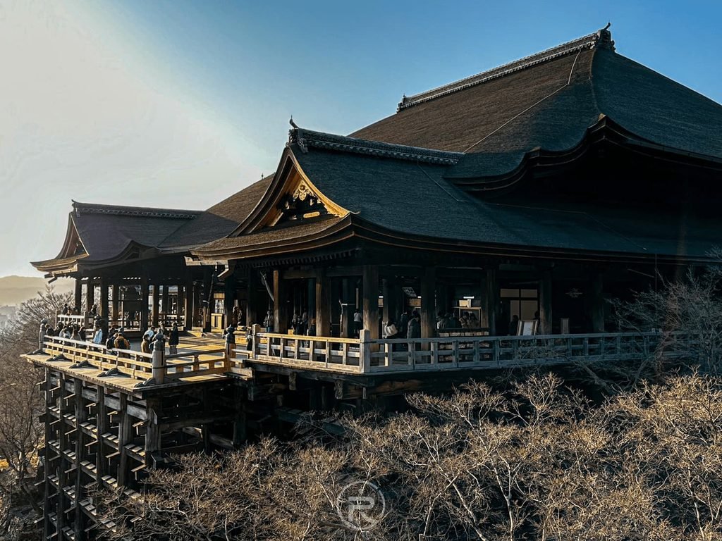  [清水舞台經典全貌]： 遠眺世界文化遺產清水寺本堂與懸空清水舞台，橫跨懸崖的震撼視覺。
