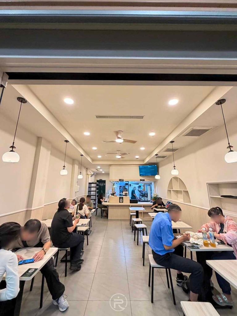  [店內改裝空間]： 豐原長腳叔叔全新改裝後的室內用餐區，白色明亮牆面與溫暖木質桌椅。