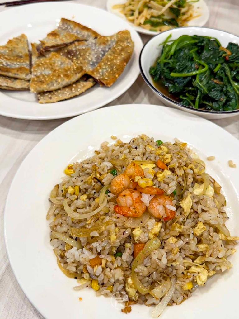 [全桌餐點大合照]： 長腳叔叔豐富晚餐全景：蝦仁蛋炒飯、紅豆沙鍋餅、川味脆薯絲與燙青菜