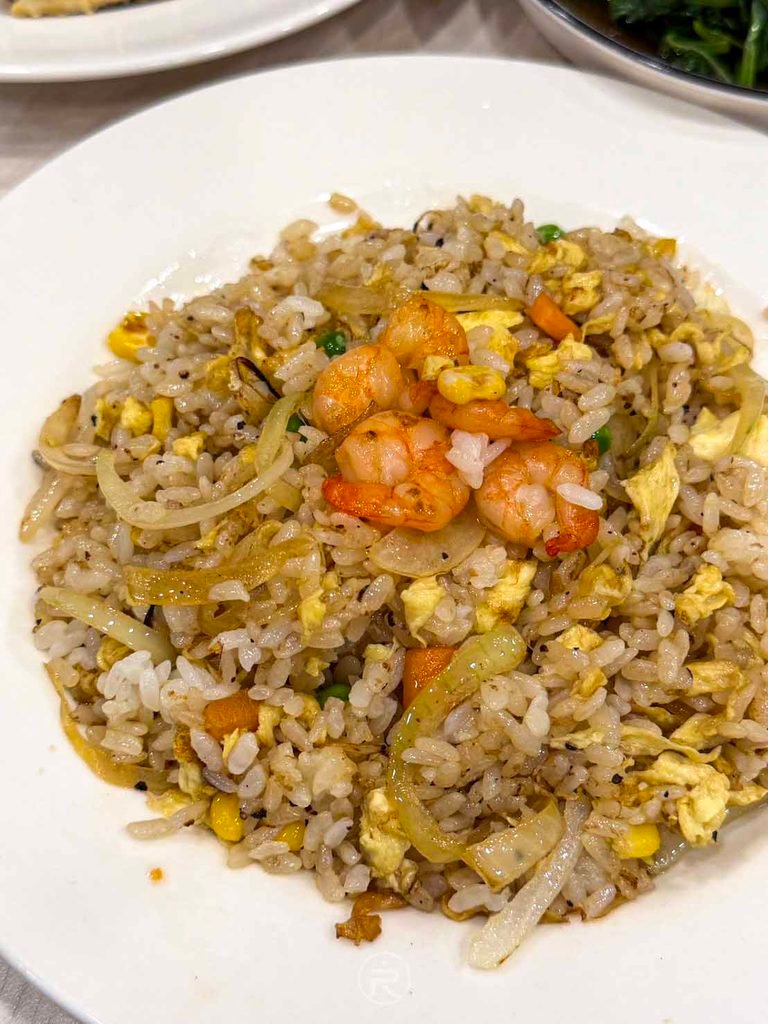  [蝦仁蛋炒飯全貌]： 鑊氣十足的蝦仁蛋炒飯，米粒金黃分明、頂端鋪滿大顆粉嫩蝦仁。