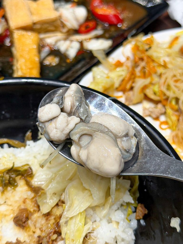  [湯匙舀大顆鮮蚵]： 湯匙撈起湯內粒粒碩大肥美、爆汁鮮甜的澎湖在地鮮蚵。