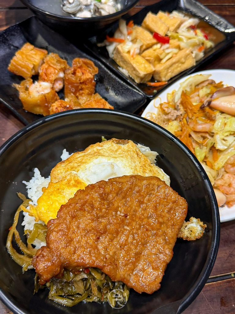 馬路益燒肉飯 [晚餐全席大合照]： 馬路益燒肉飯全餐全景：燒肉飯、金瓜米粉、花枝蝦油條、臭豆腐與鮮蚵湯