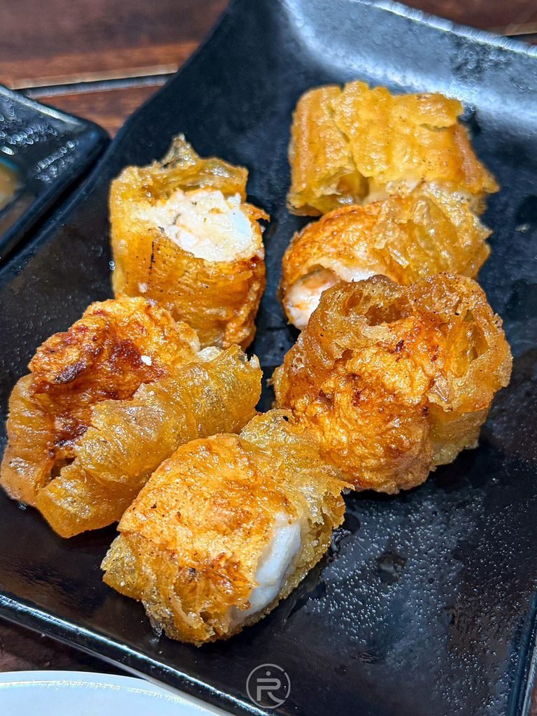 [油條內餡飽滿斷面]： 特寫花枝蝦油條橫切面，內餡厚實飽滿、用料毫不手軟。