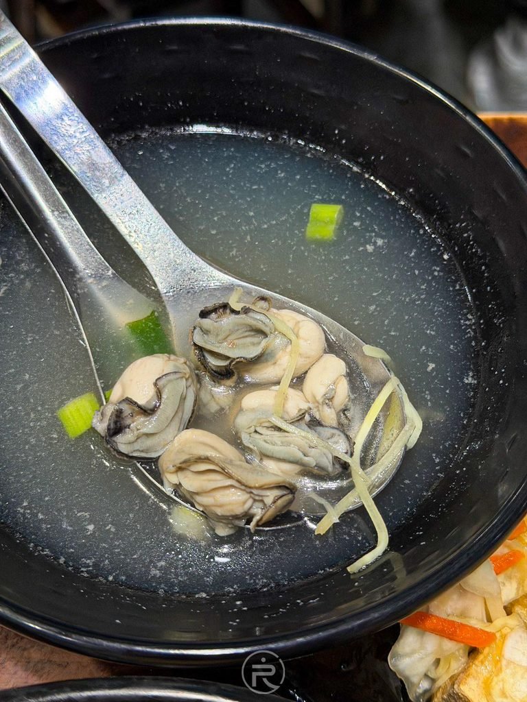  [清甜鮮蚵湯全碗]： 滿滿一碗澎湖在地肥美鮮蚵湯，加入薑絲與青蔥去腥提甜。