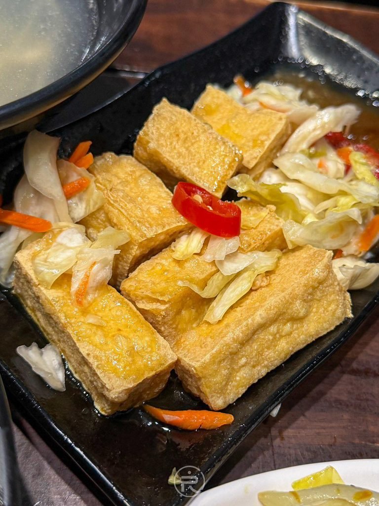 [臭豆腐配泡菜近拍]： 剛出爐的炸臭豆腐搭配爽脆台式泡菜，澎湖夜市經典小吃。