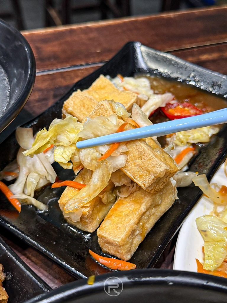  [金黃臭豆腐盤]： 現炸酥脆的台式臭豆腐切塊，搭配清脆酸甜的台式泡菜與特調醬汁。