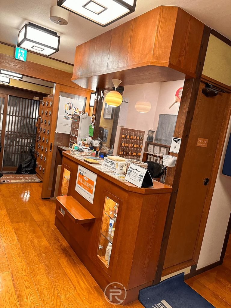 [質感接待櫃台]： 萬年湯木製接待櫃台（フロント），店員在此收取入浴券並販售備品。