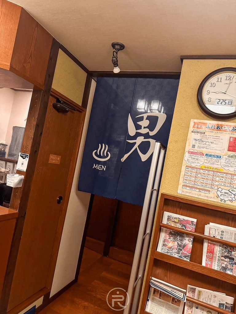 [男湯深藍暖簾近照]： 印有溫泉標誌與「男」字的深藍色日式門簾特寫。
