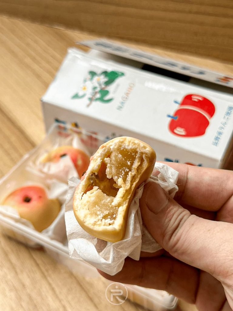 [咬開蘋果內餡斷面]： 咬開信州蘋果和菓子特寫，展示細膩白豆沙與晶瑩蘋果果肉纖維內餡。
