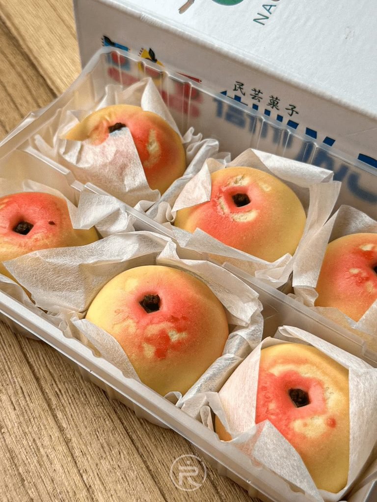 お土産 民芸菓子 信州りんご」 [整盒小蘋果特寫]： 掀開盒蓋展示一整盒如同迷你新鮮蘋果般的信州蘋果和菓子