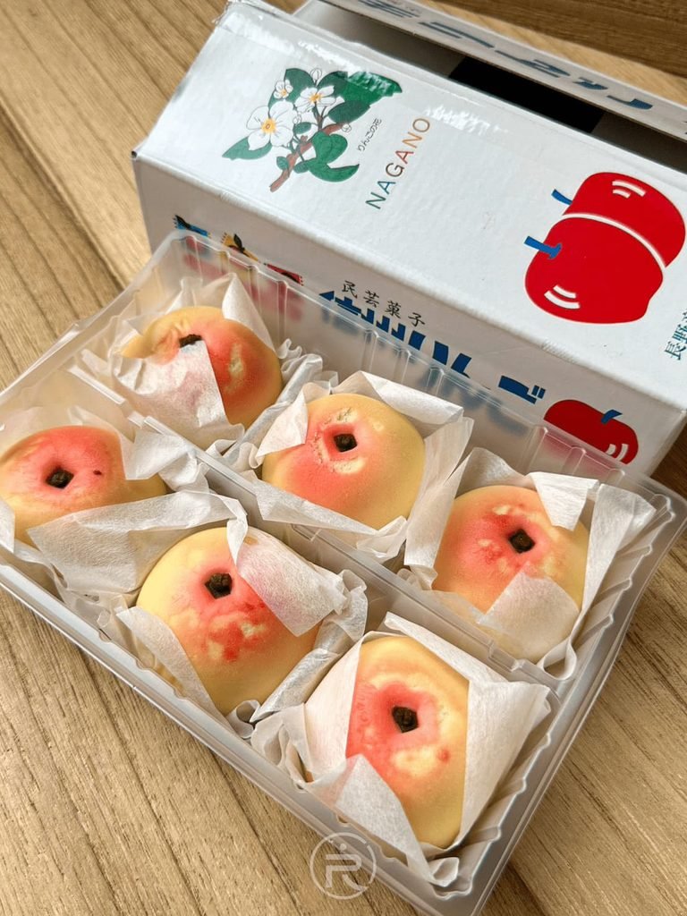 [開箱全貌視角]： 塑膠托盤內整齊陳列的 6 入裝信州蘋果燒菓子，色彩鮮豔討喜。
