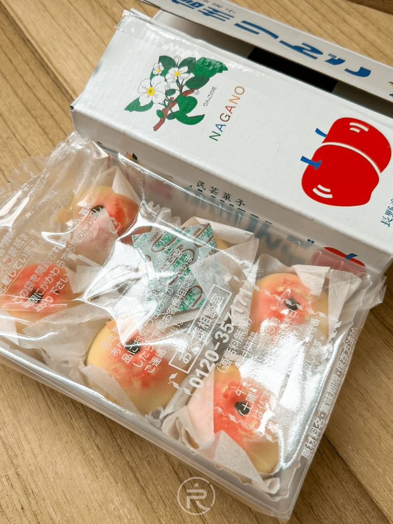 [開盒與乾燥劑]： 開封後的民芸菓子信州蘋果禮盒全貌，附有防潮保鮮包裝。