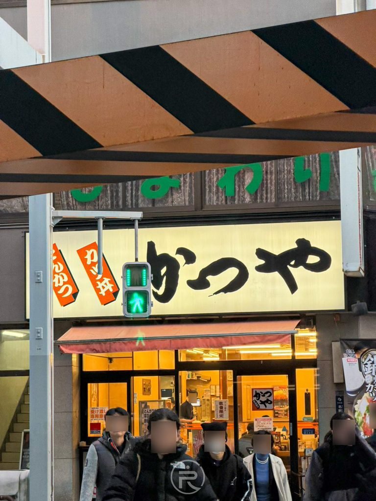 [日間店面街景]： 位於名古屋車站周邊的吉豚屋店門口，門外站滿排隊用餐的上班族。