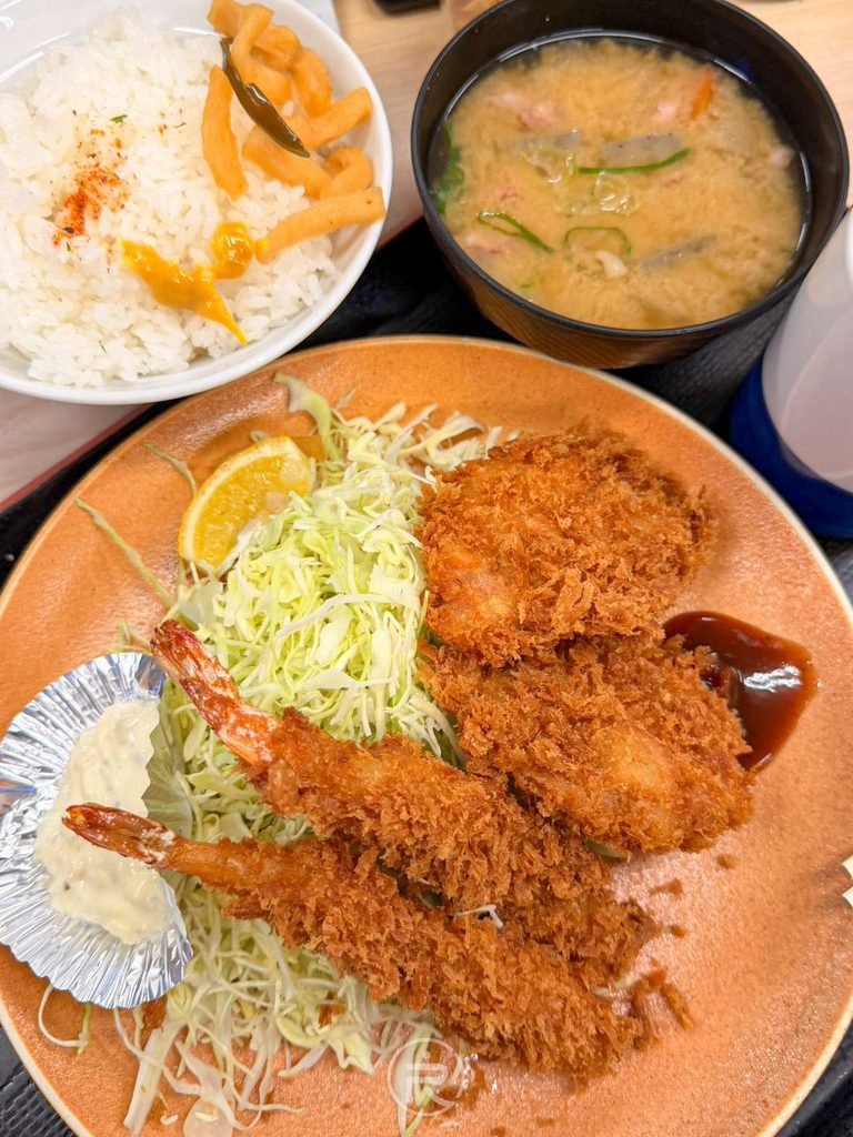 吉豚屋 [海老ヒレカツ定食全貌]： 炸蝦腰內豬排定食全餐全景：雙炸蝦、雙腰內豬排、白飯、豚汁與塔塔醬