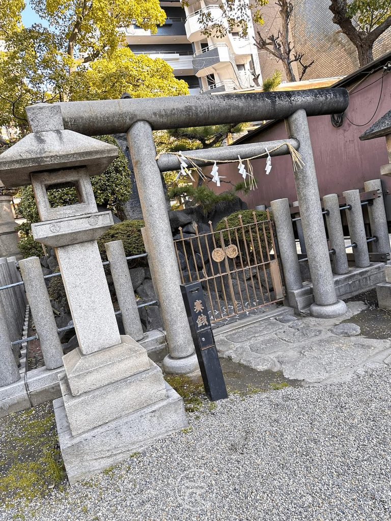 [石燈籠與參道角落]： 陽光灑落的古樸石造燈籠與境內清幽的碎石步道。