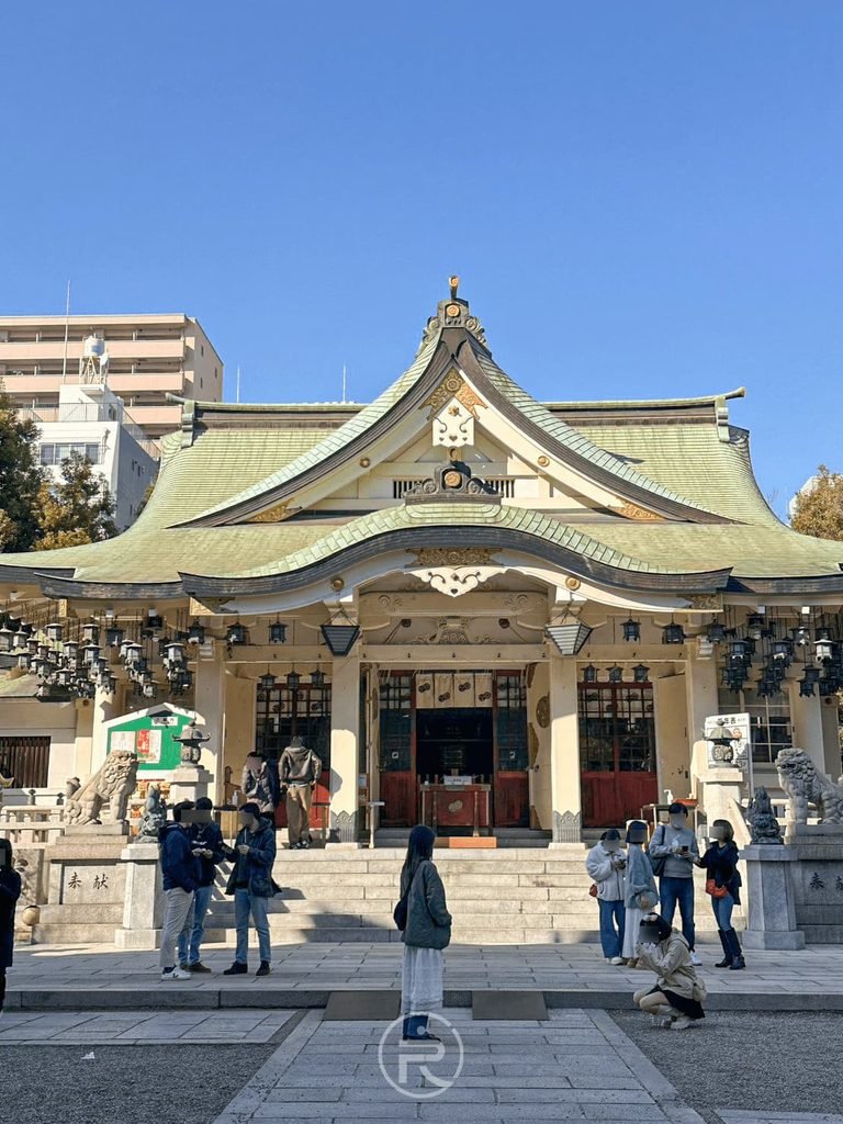  [本殿全景]： 晴空下的難波八阪神社御本殿（拜殿），信眾虔誠參拜。