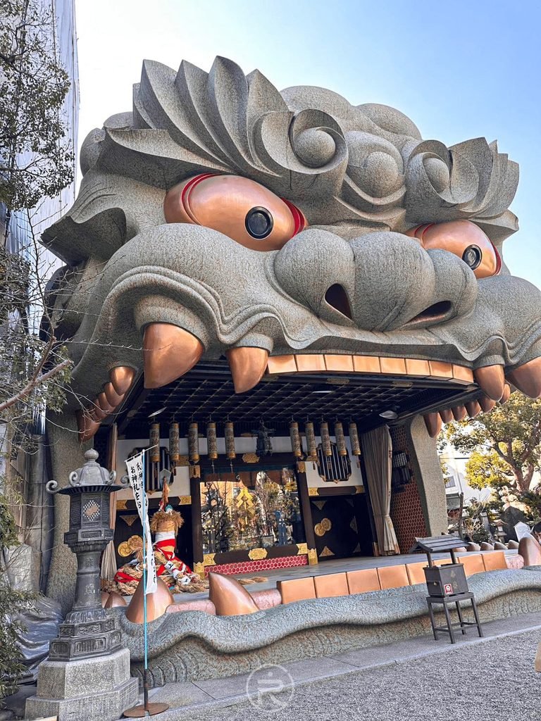 [震撼獅子殿全貌]： 難波八阪神社最著名的地標「巨大獅子殿」，象徵張開大口吞噬厄運、招來勝利。
