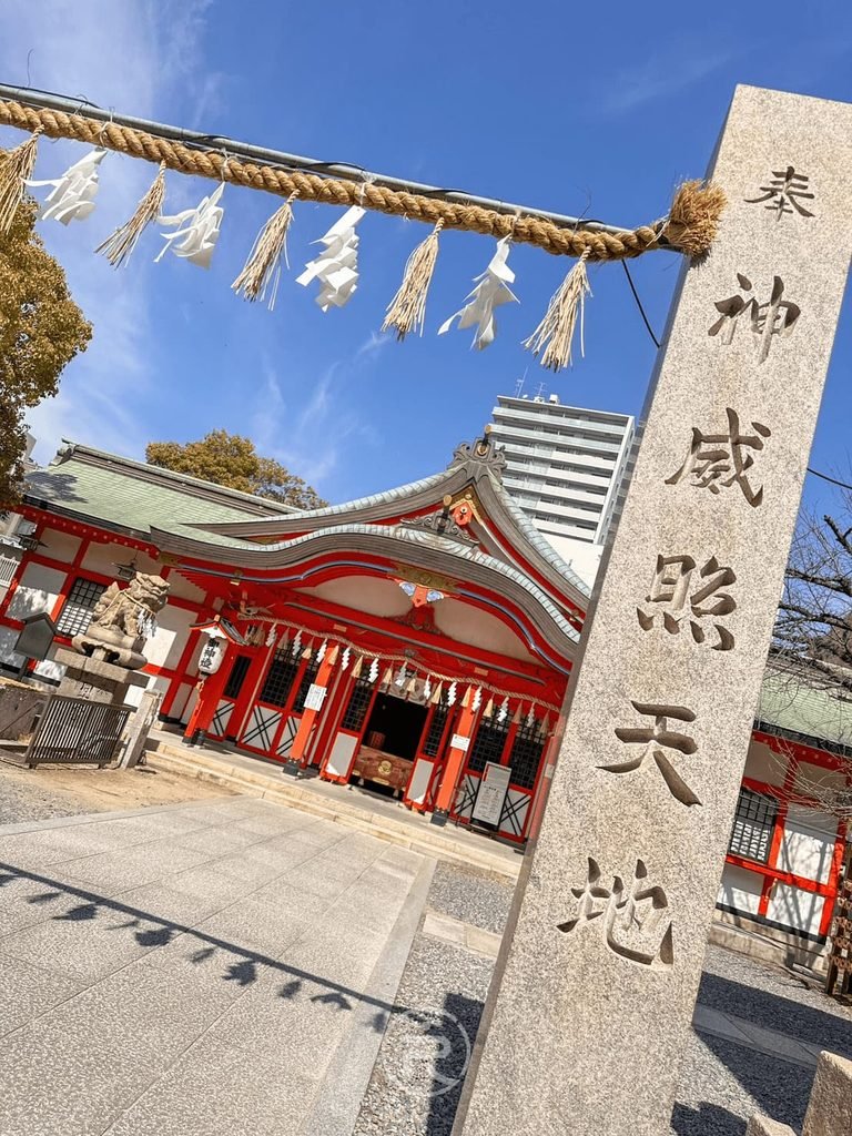 [神威照天地石柱]： 神社境內刻有「神威照天地」字樣的厚重石碑，上方繫有神聖的注連繩。