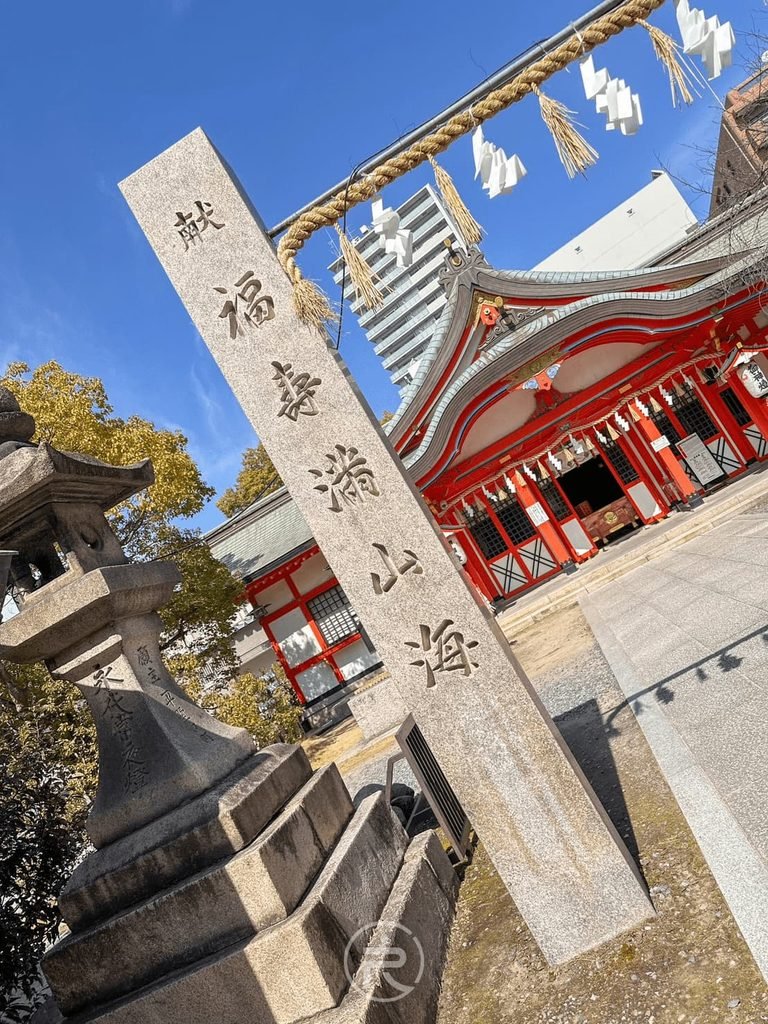[石造燈籠與參道石柱]： 玉造稻荷神社石造宮燈與參拜道路石柱，後方襯托著朱紅本殿。